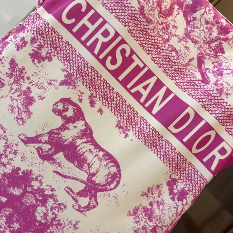 CHRISTIAN DIOR